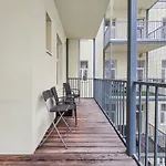 Elegant 3-Bedroom Getaway With Balcony For Groups Up To 7