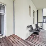 Elegant 3-Bedroom Getaway With Balcony For Groups Up To 7