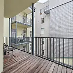 Elegant 3-Bedroom Getaway With Balcony For Groups Up To 7
