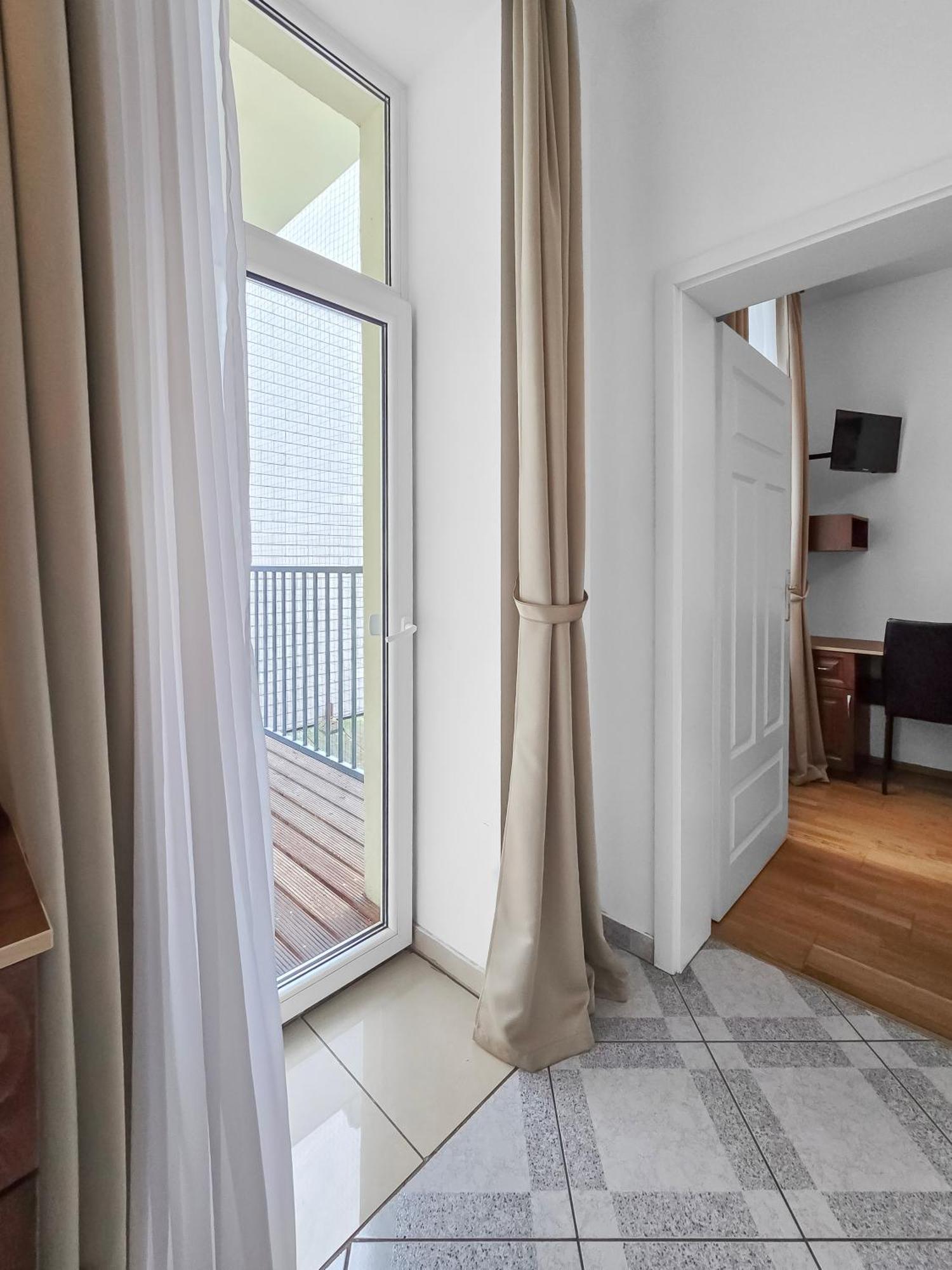 Elegant 3-bedroom Getaway With Balcony For Groups Up To 7 Apartment