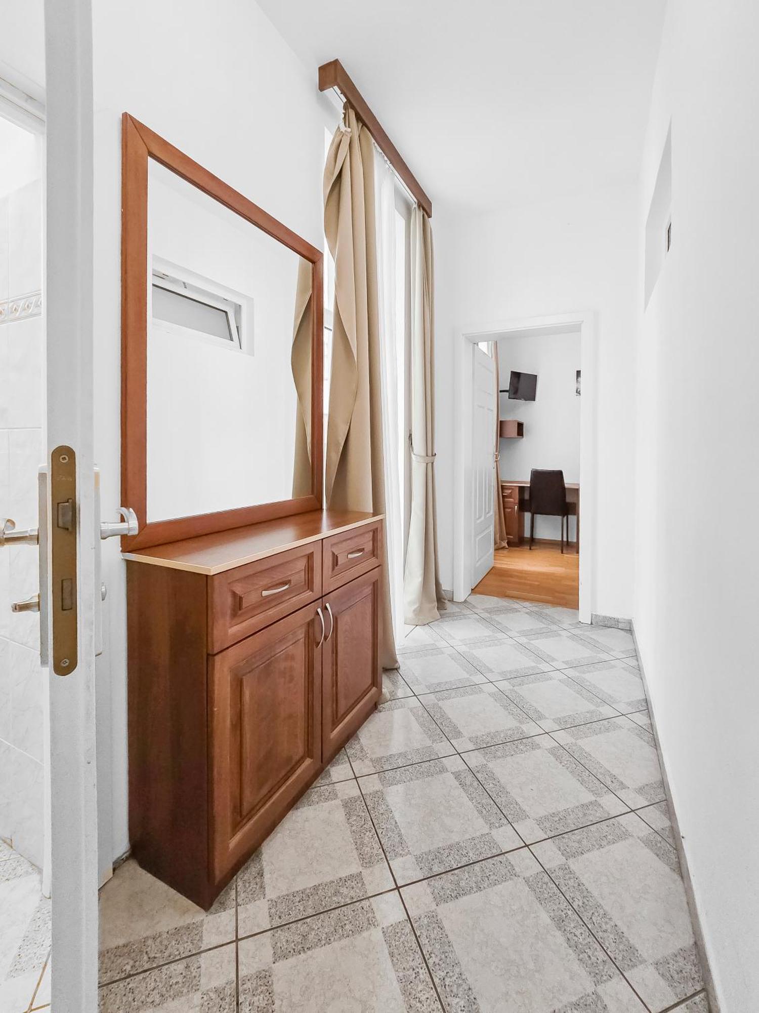 Elegant 3-bedroom Getaway With Balcony For Groups Up To 7 Apartment