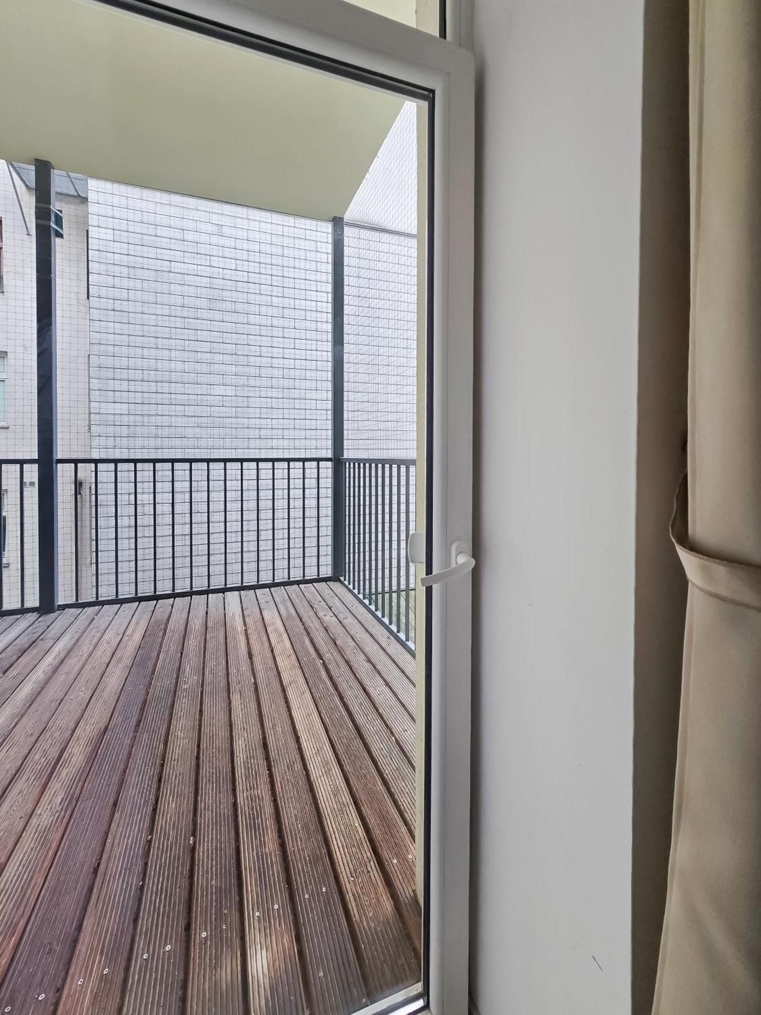 Apartment Elegant 3-bedroom Getaway With Balcony For Groups Up To 7