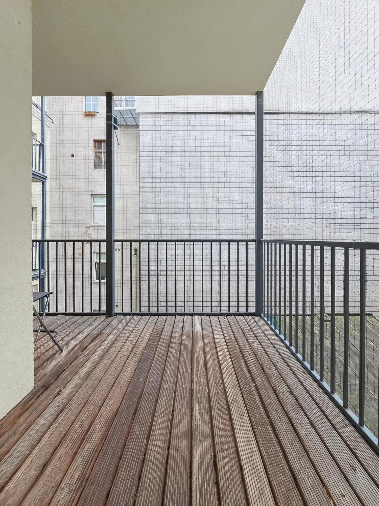 Apartment Elegant 3-bedroom Getaway With Balcony For Groups Up To 7 *