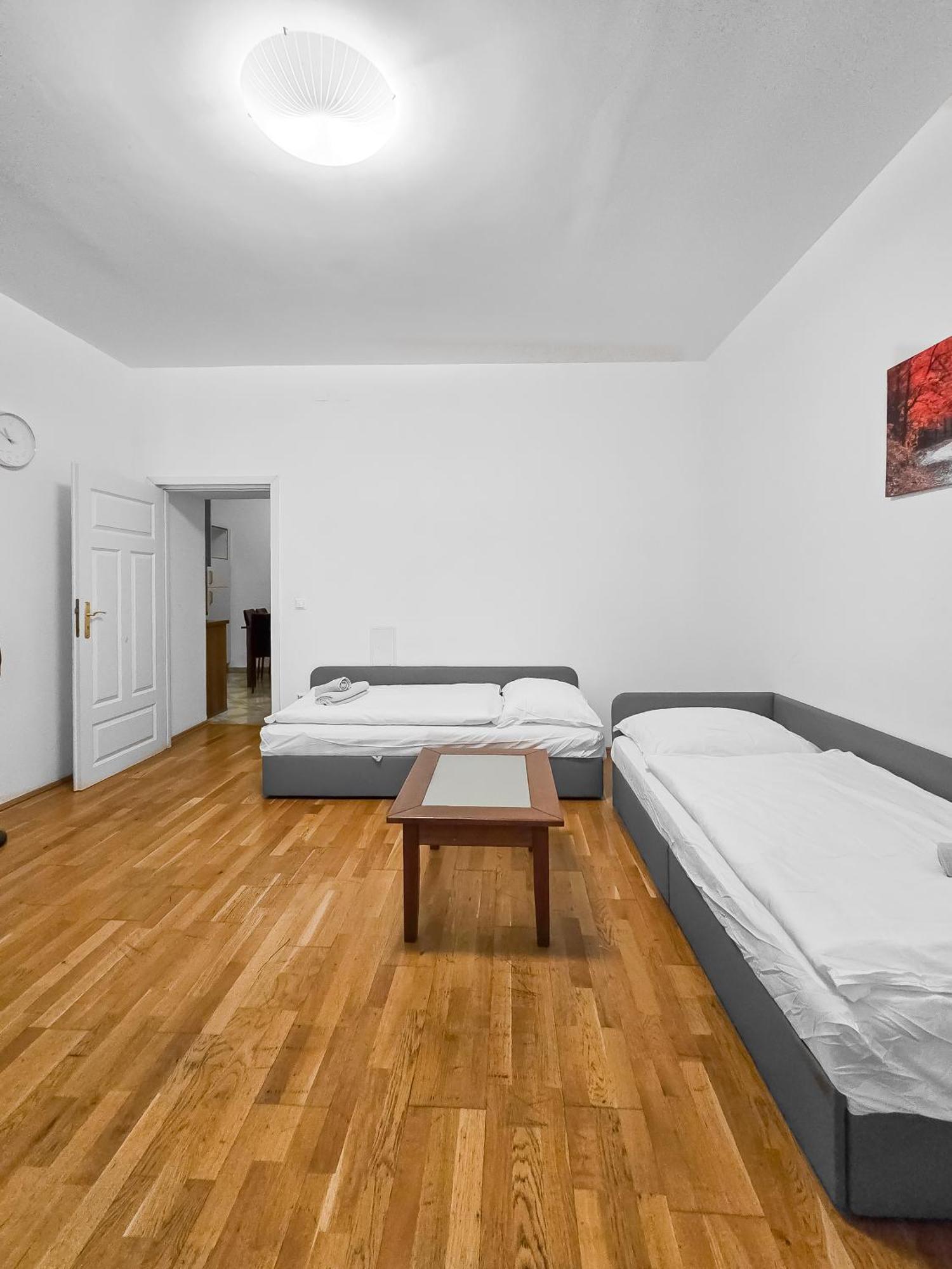 Elegant 3-bedroom Getaway With Balcony For Groups Up To 7 Apartment