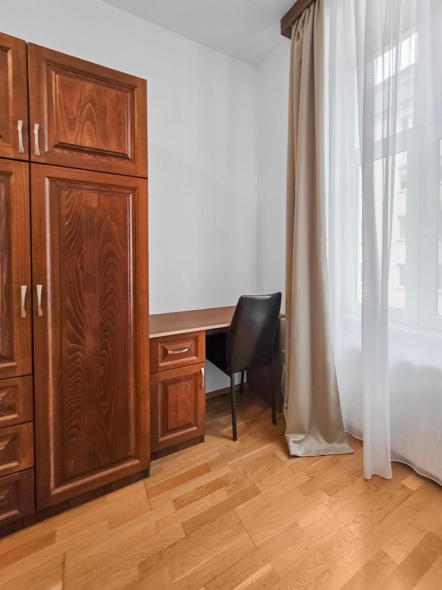 Apartment Elegant 3-bedroom Getaway With Balcony For Groups Up To 7