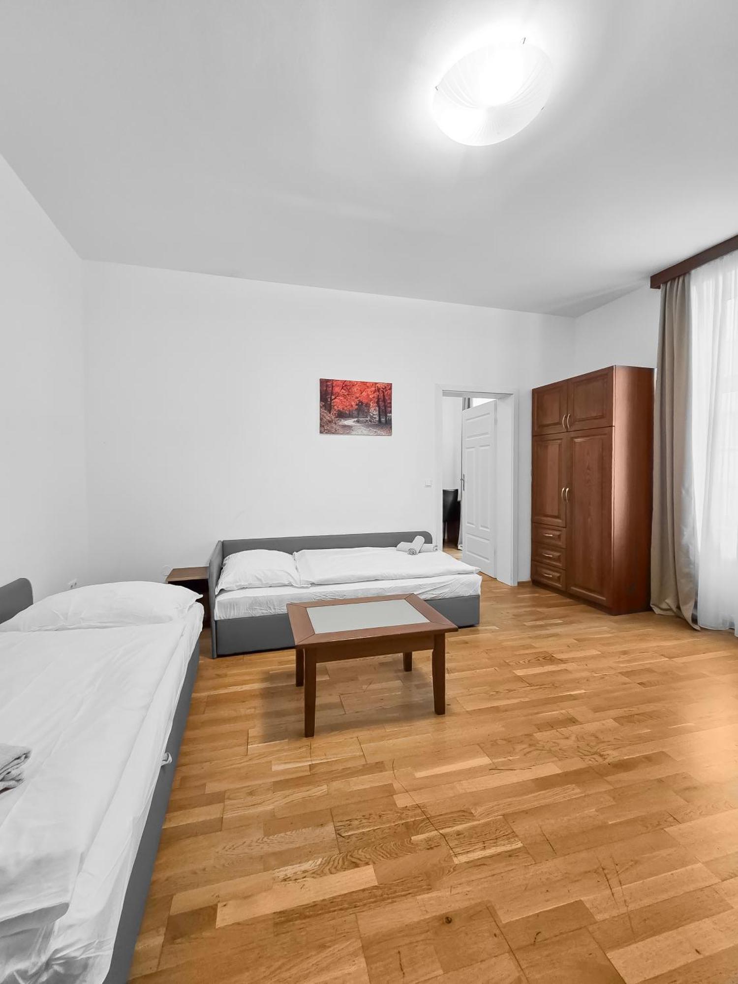 Apartment Elegant 3-bedroom Getaway With Balcony For Groups Up To 7 *