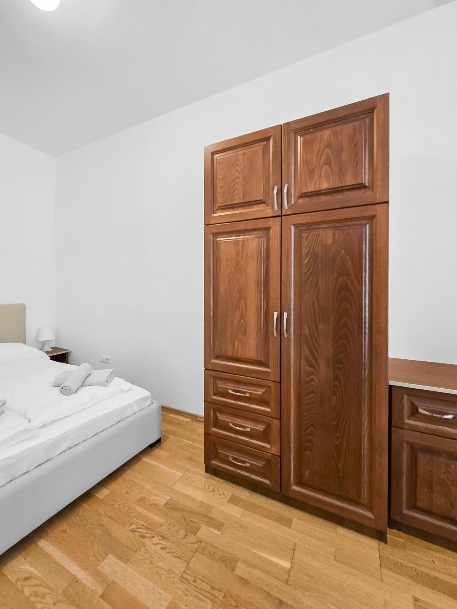 Apartment Elegant 3-bedroom Getaway With Balcony For Groups Up To 7 Wien