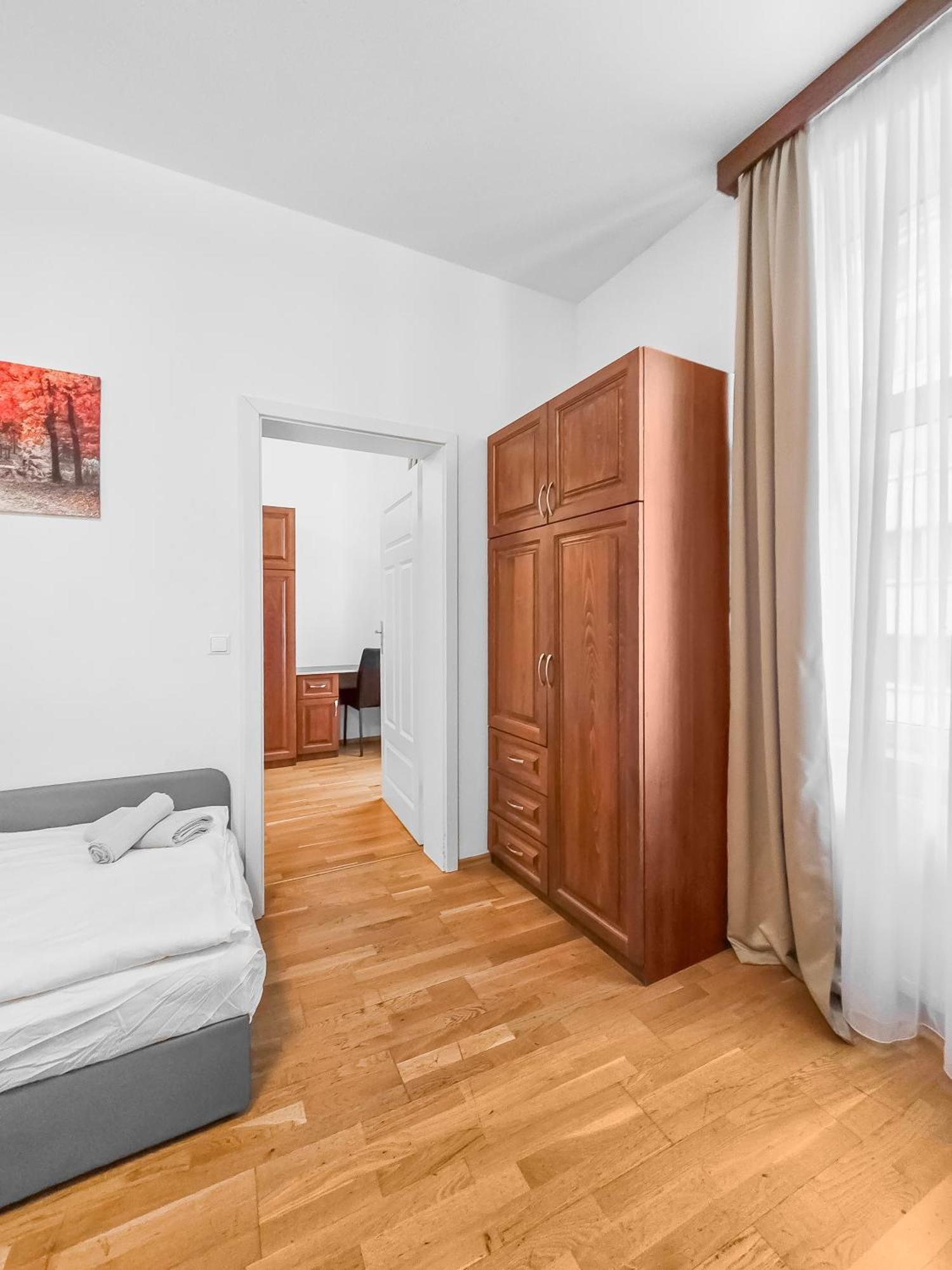 Elegant 3-bedroom Getaway With Balcony For Groups Up To 7 Wien