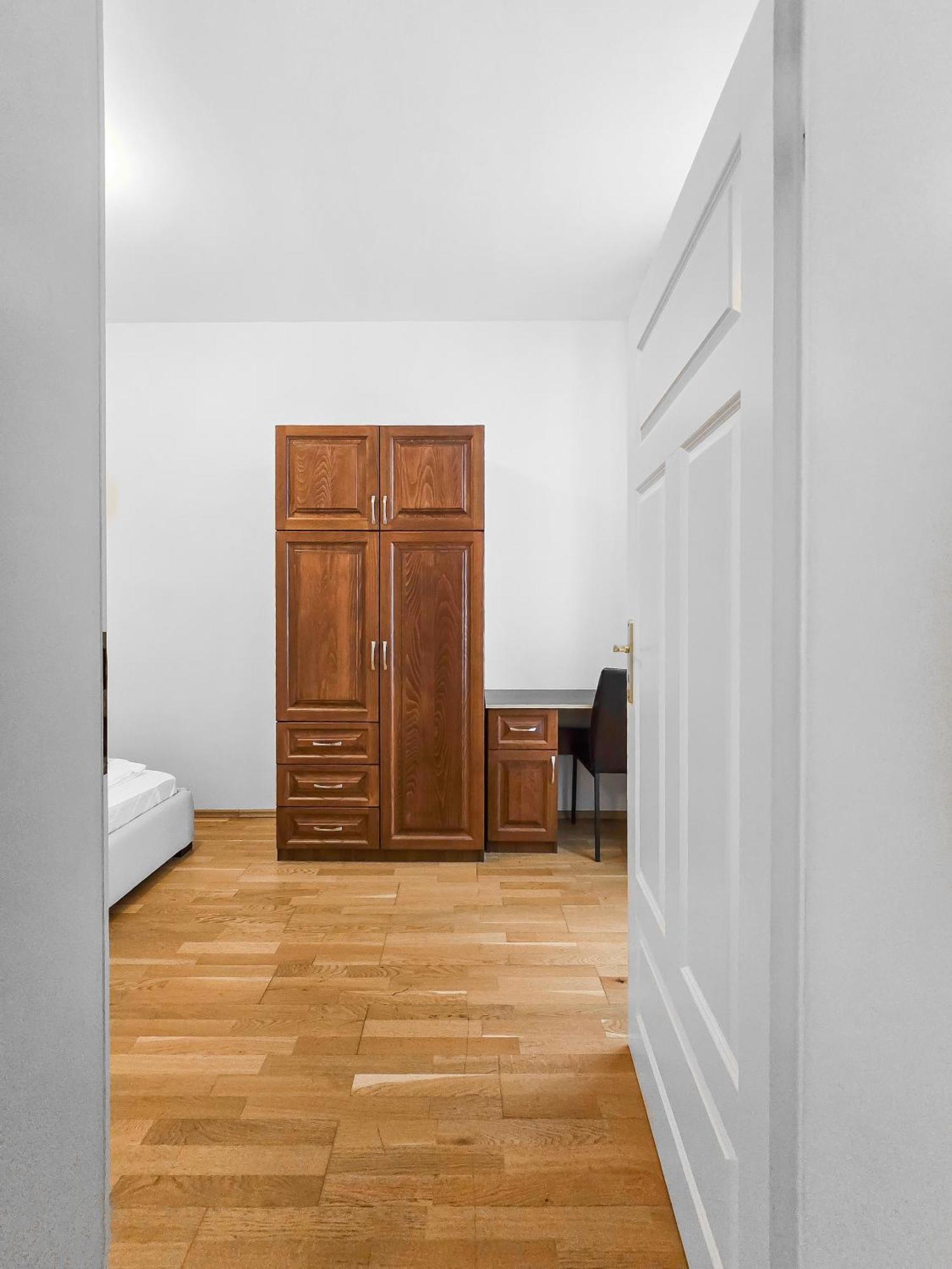 Elegant 3-bedroom Getaway With Balcony For Groups Up To 7 Apartment