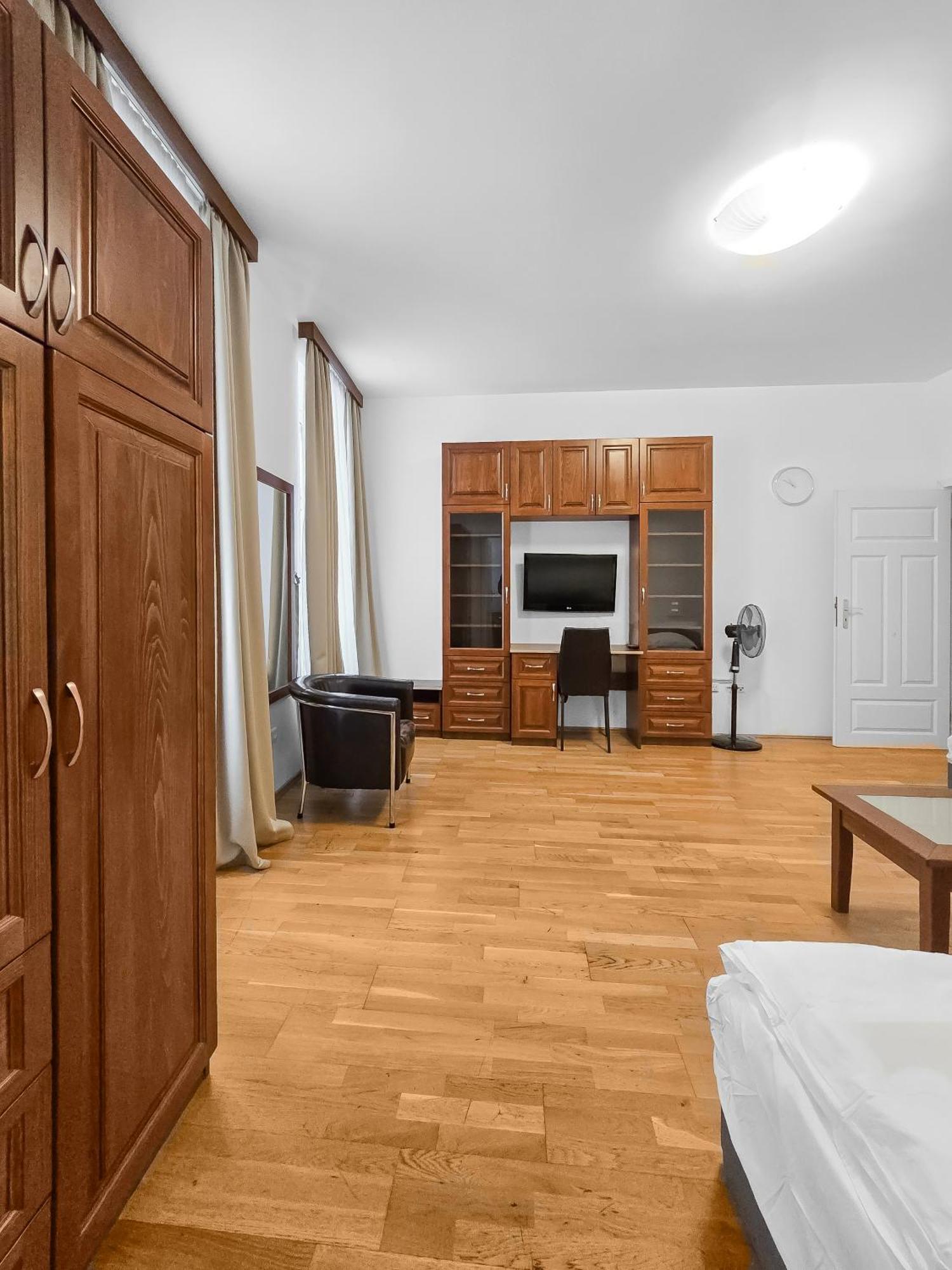 Apartment Elegant 3-bedroom Getaway With Balcony For Groups Up To 7 *