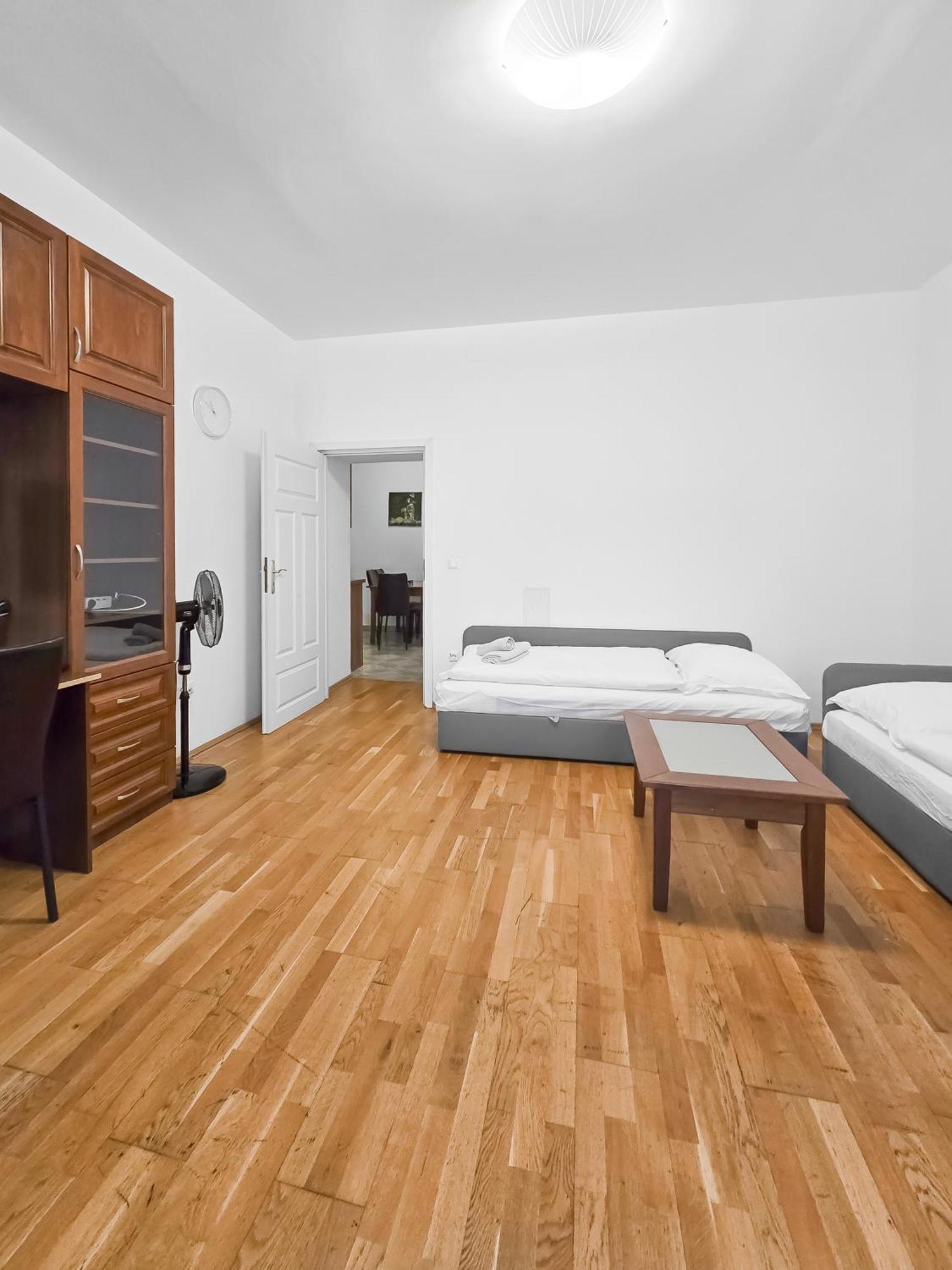 Elegant 3-bedroom Getaway With Balcony For Groups Up To 7 Apartment