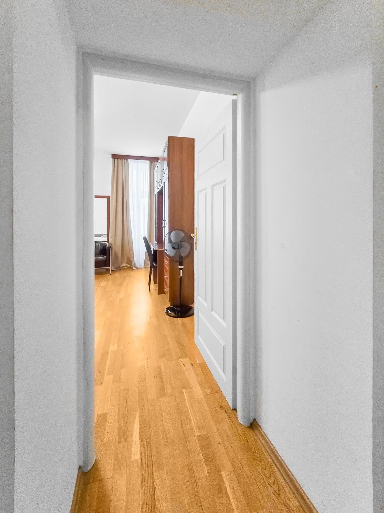 Apartment Elegant 3-bedroom Getaway With Balcony For Groups Up To 7