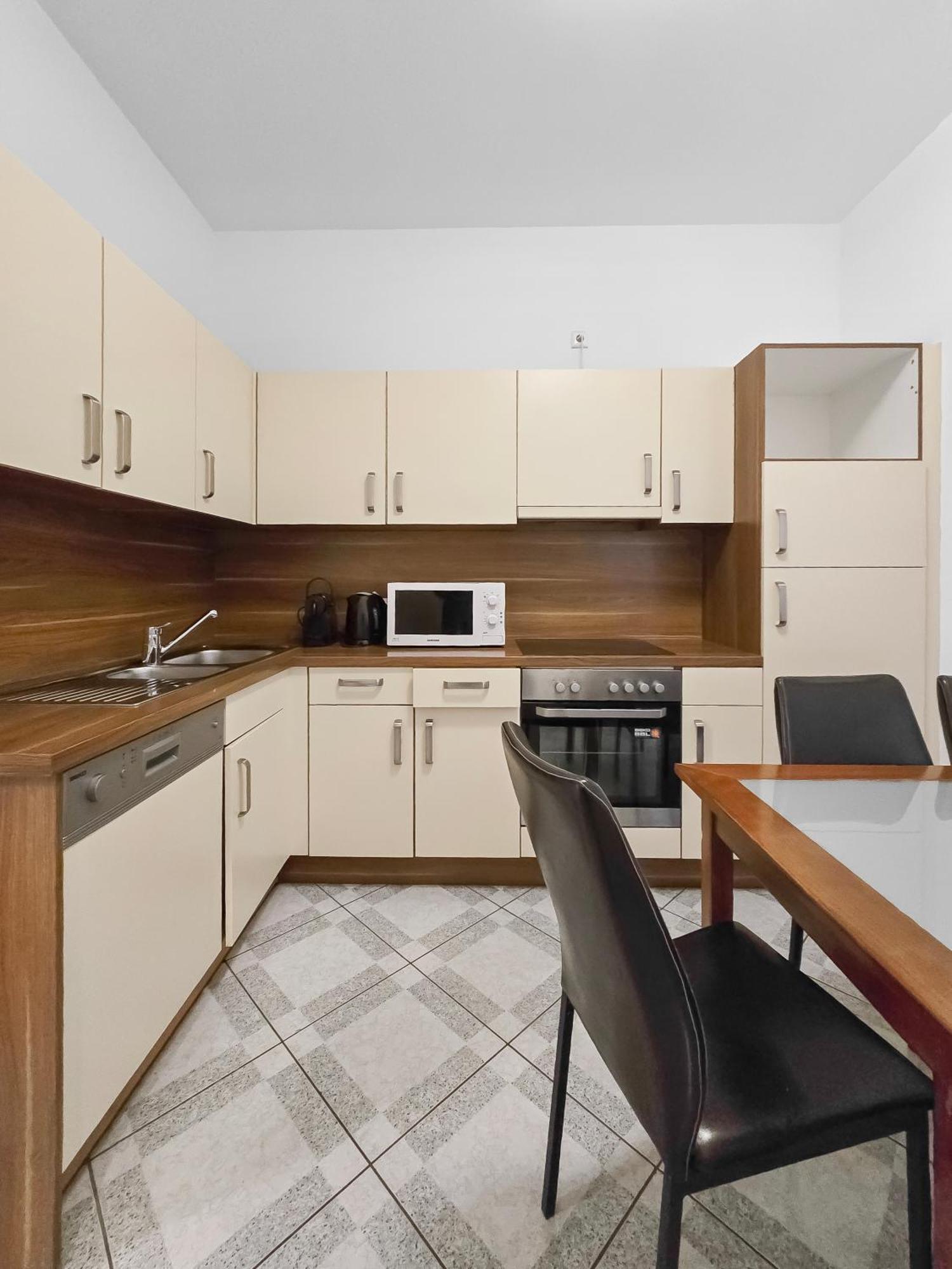 Elegant 3-bedroom Getaway With Balcony For Groups Up To 7 Wien