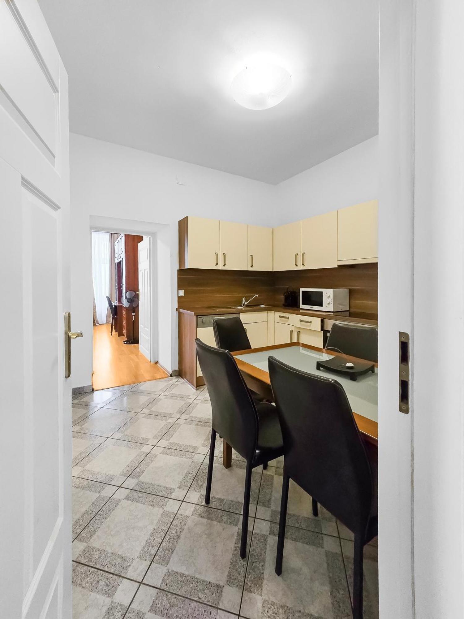 Elegant 3-bedroom Getaway With Balcony For Groups Up To 7 * Wien