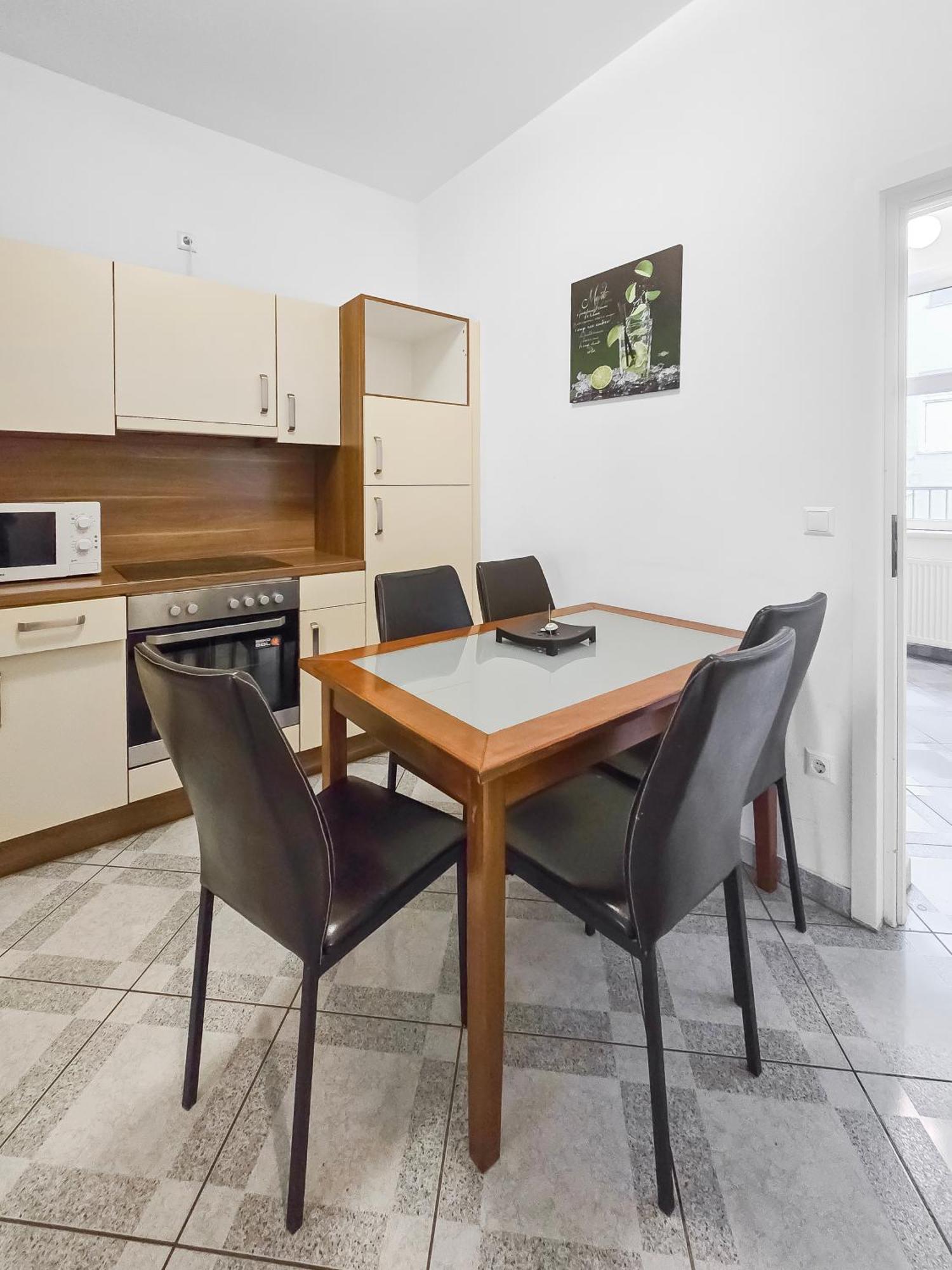 Apartment Elegant 3-bedroom Getaway With Balcony For Groups Up To 7 *