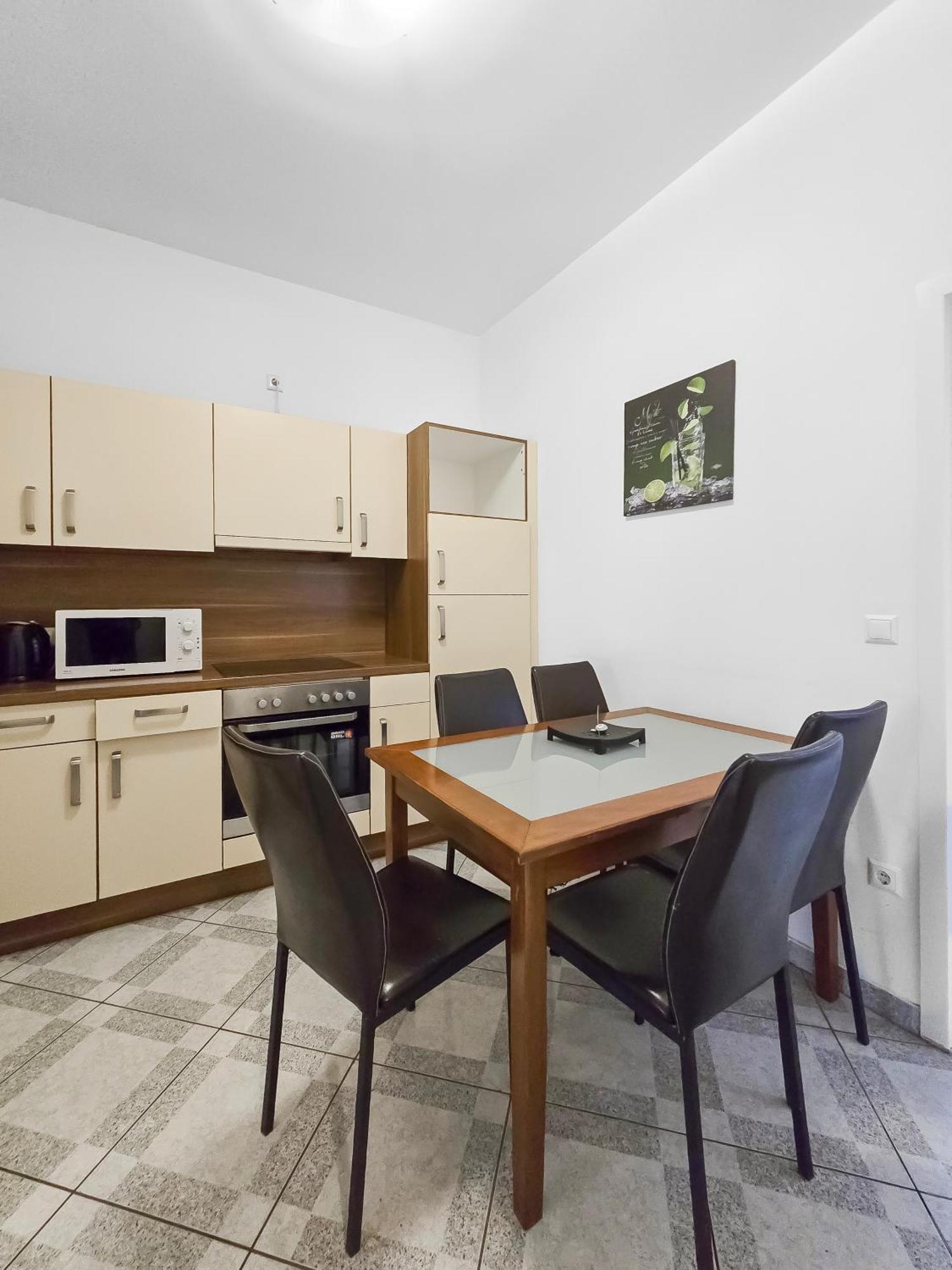 Apartment Elegant 3-bedroom Getaway With Balcony For Groups Up To 7 Wien
