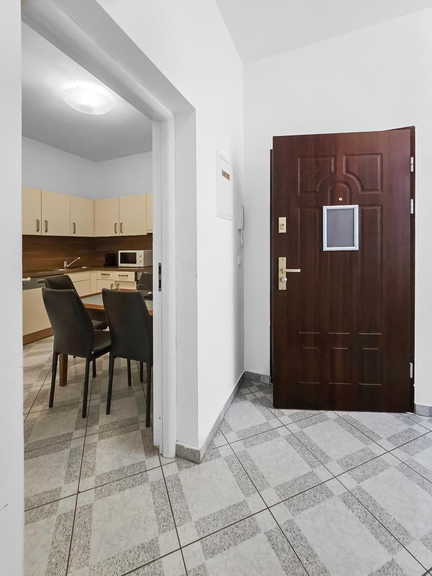 Elegant 3-bedroom Getaway With Balcony For Groups Up To 7 Apartment