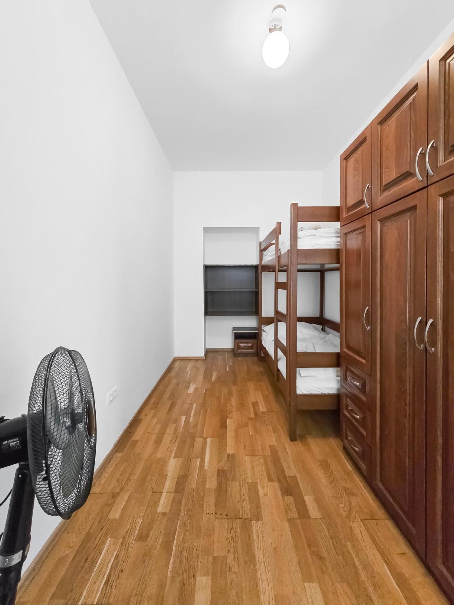 Apartment Elegant 3-bedroom Getaway With Balcony For Groups Up To 7