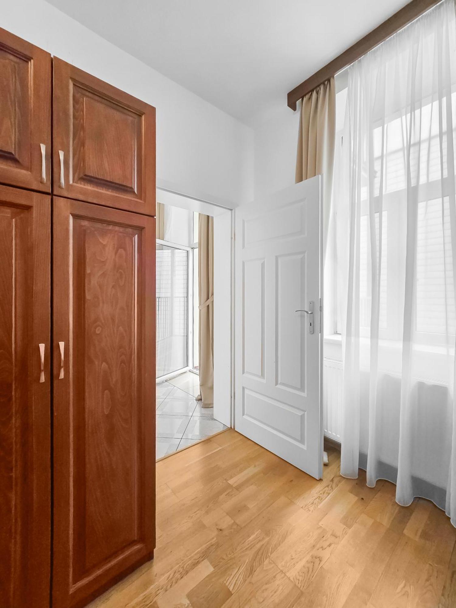 Apartment Elegant 3-bedroom Getaway With Balcony For Groups Up To 7 *