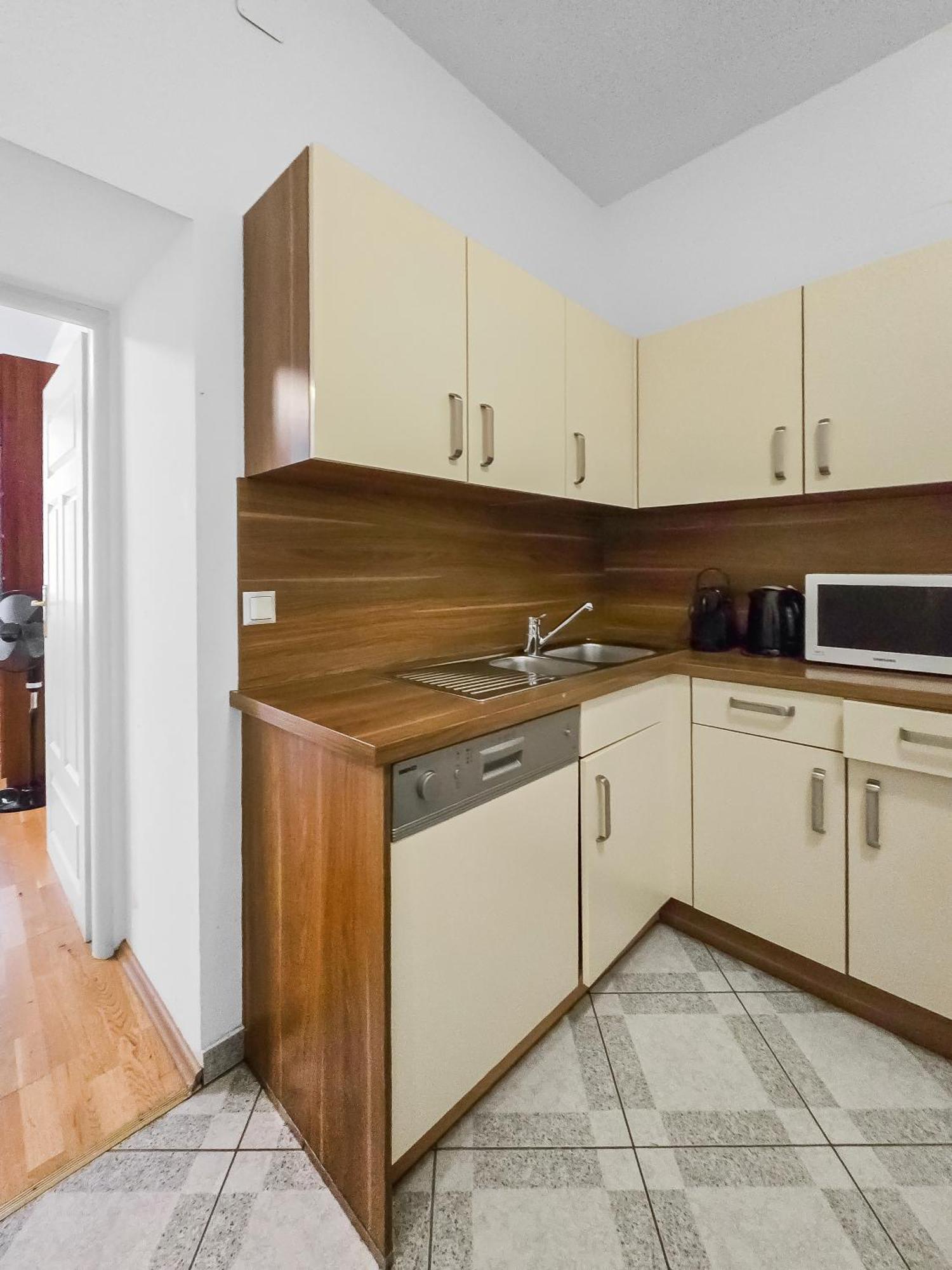 Apartment Elegant 3-bedroom Getaway With Balcony For Groups Up To 7 Wien
