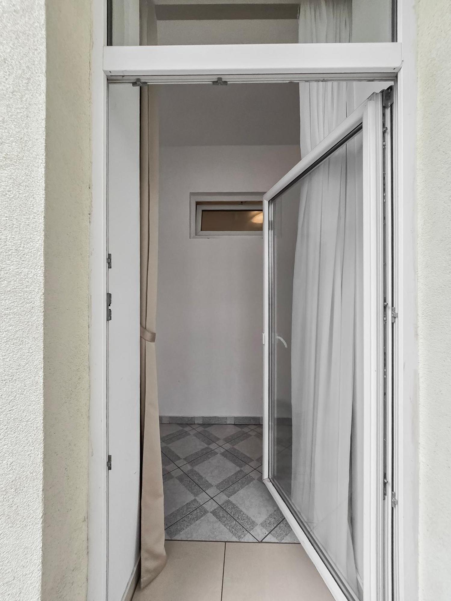 Apartment Elegant 3-bedroom Getaway With Balcony For Groups Up To 7 *